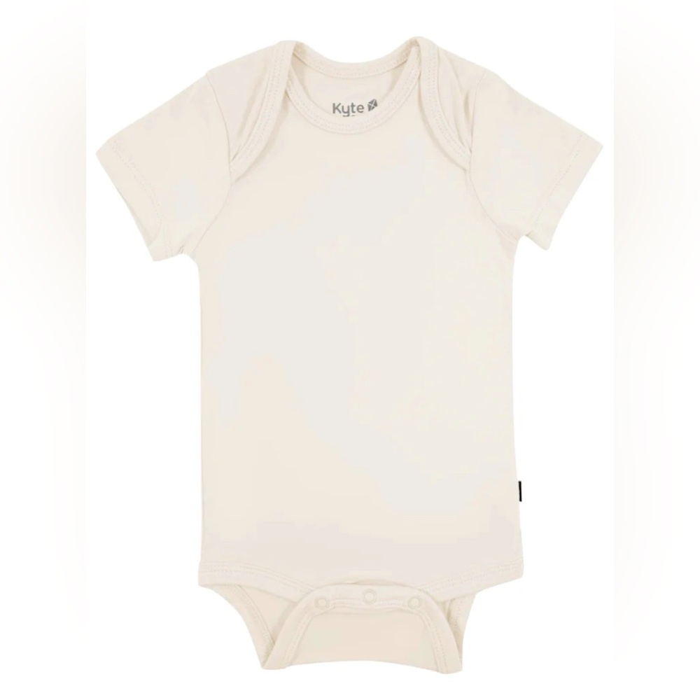 Kyte baby newborn bodysuit in oat never worn